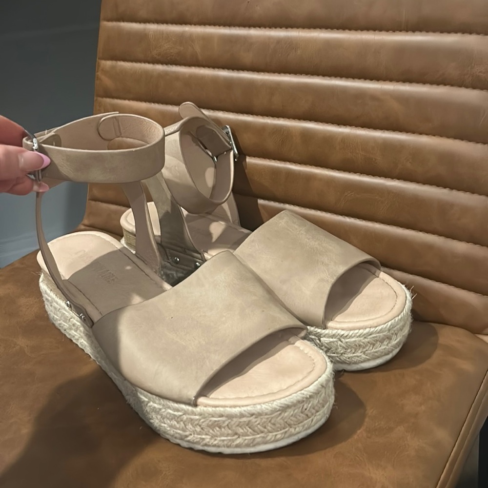 Size 7.5 Cushionaire Nude platform wedges